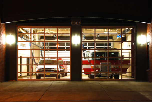 νύχτα Πυροσβεστικός Σταθμός - Φωτογραφία, εικόνα