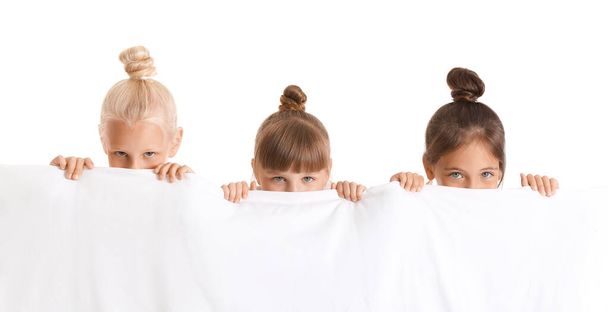 感情的な小さな女の子とともに毛布上の白い背景 - 写真・画像