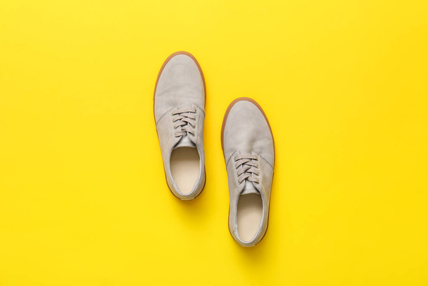 Zapatos masculinos casuales sobre fondo de color - Foto, imagen
