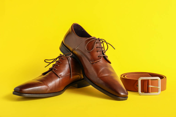 Klassisches Leder männliche Schuhe auf farbigem Hintergrund - Foto, Bild