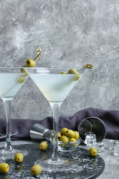 Glasses of tasty martini with olives on grunge background - Fotografie, Obrázek