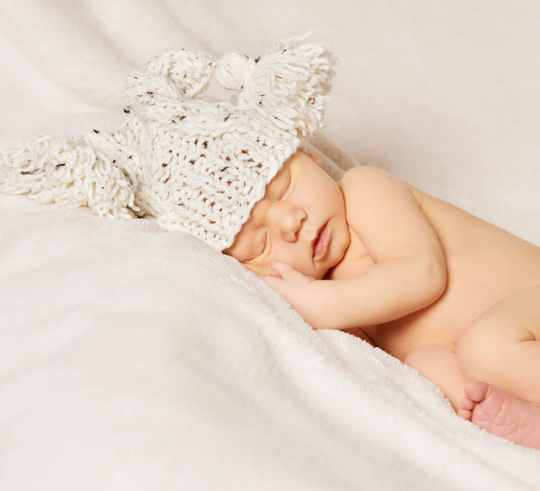 Дитячий портрет новонародженого, дитина спить у капелюсі на білому тлі
 - Фото, зображення