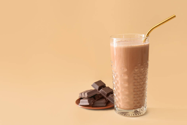 Ποτήρι νόστιμο σοκολατούχο γάλα σε φόντο χρώμα - Φωτογραφία, εικόνα