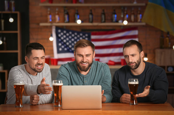 Hommes plaçant des paris sportifs dans un pub - Photo, image