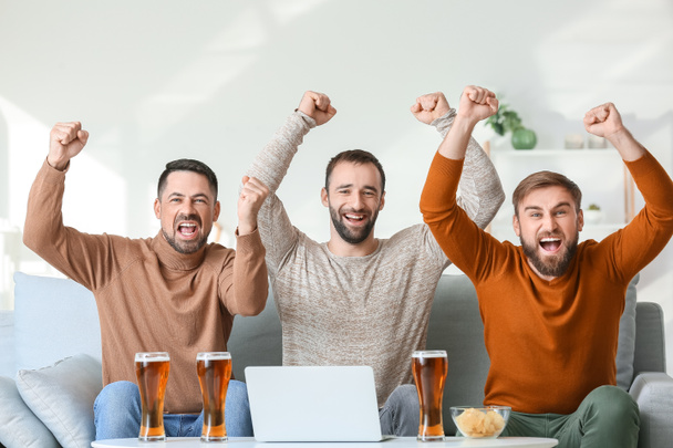 Hombres felices después de ganar sus apuestas deportivas en casa - Foto, imagen