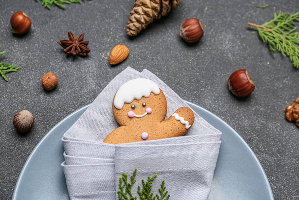 Apparecchiatura tavola di Natale con biscotti di pan di zenzero su sfondo scuro - Foto, immagini