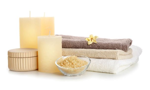 Candele aromatiche con prodotti da bagno su sfondo bianco - Foto, immagini