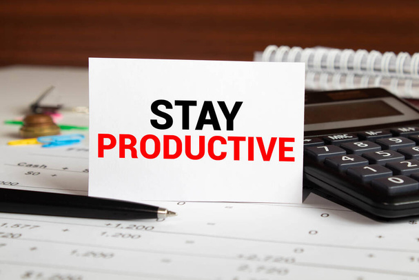 Koncepcionális kézírás, amely bemutatja a Stay Productive Motivational Call-t. Üzleti fotó szöveg Hatékonyság Koncentráció Termelékenység Szavak írott megjegyzés íróasztal ceruza kérdőjel Összetört papír. - Fotó, kép