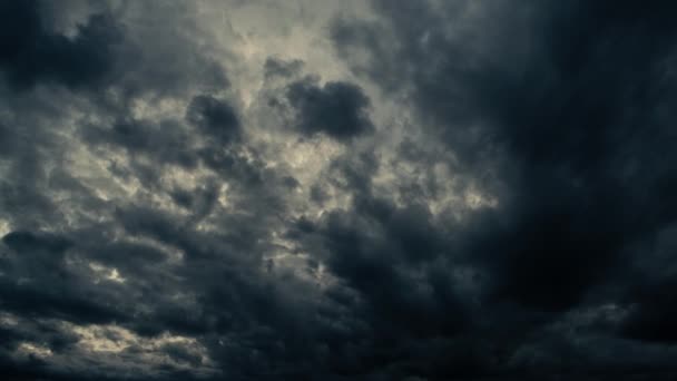 De wind draagt bewolkte stormwolken aan de hemel. Getinte afbeelding. De versnelde video. Er is een kleine beweging en schommeling van de camera. - Video