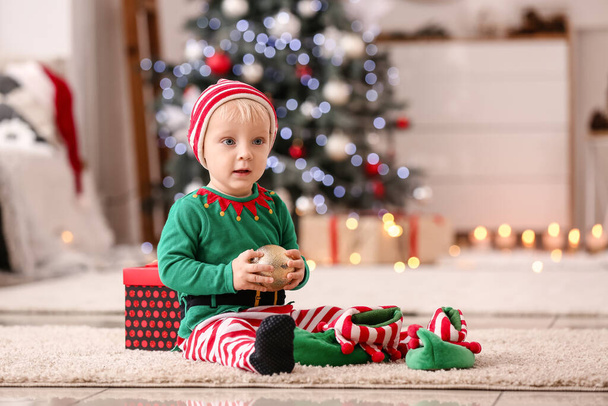 Mignon petit bébé en costume d'elfe à la maison la veille de Noël - Photo, image