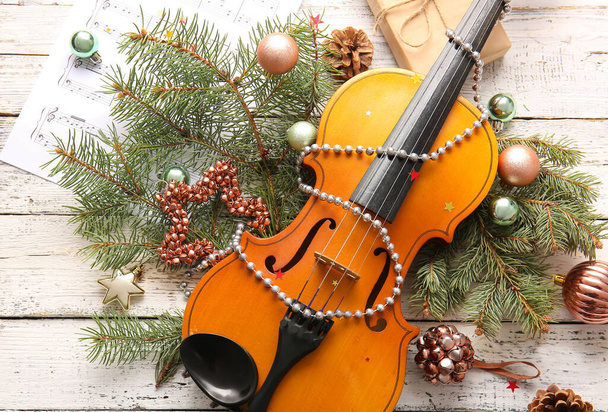 Violin and Christmas decor on white wooden background - Fotoğraf, Görsel