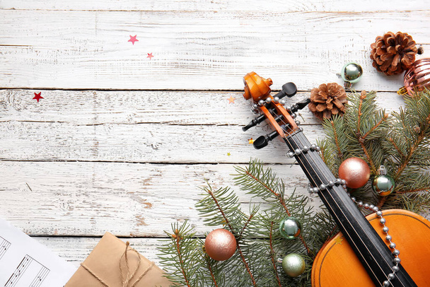 housle a vánoční výzdoba na bílém dřevěném pozadí - Fotografie, Obrázek