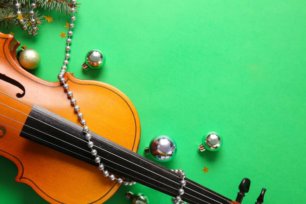 Violin with Christmas decor on color background - Fotoğraf, Görsel