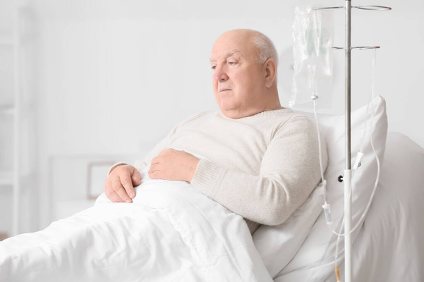 Starší muž podstupující chemoterapii na klinice. Koncept povědomí o rakovině prostaty - Fotografie, Obrázek