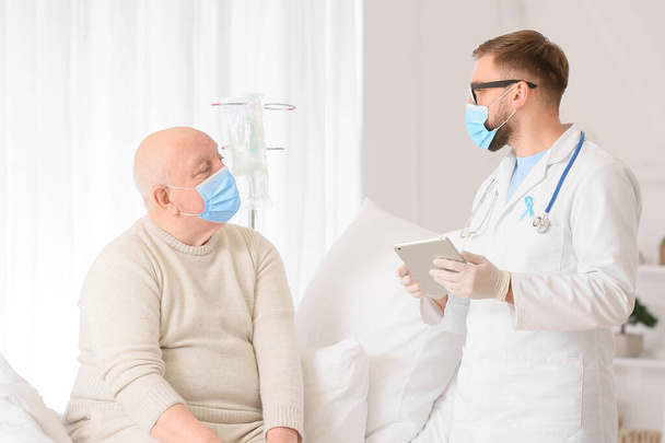 Dottore e uomo anziano in corso di chemioterapia in clinica. Concetto di sensibilizzazione sul cancro alla prostata - Foto, immagini