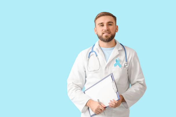 医師の色の背景に青いリボン。前立腺がんの認知概念 - 写真・画像
