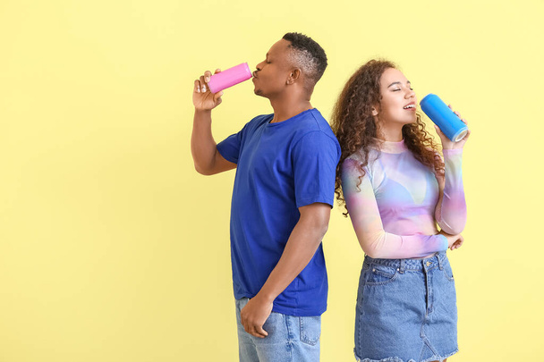 Афро-американская пара с содовой на цветном фоне - Фото, изображение