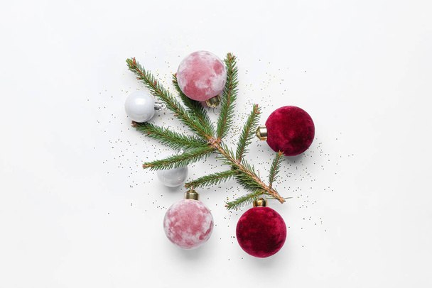 Fir tree branch with beautiful Christmas balls on white background - Foto, afbeelding