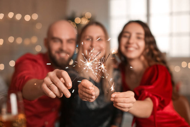 Ystävät kanssa sparklers juhlii uutta vuotta juhlissa - Valokuva, kuva