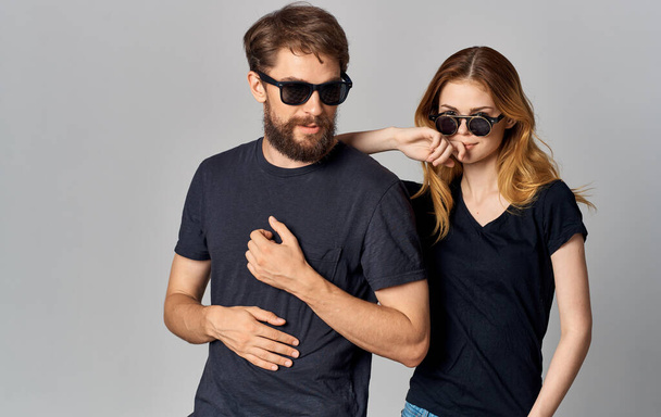 junges Mode-Paar mit Sonnenbrille plaudert Umarmung Romantik Studio isolierten Hintergrund - Foto, Bild