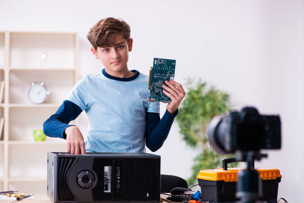 Αγόρι επισκευαστής υπολογιστών εγγραφή βίντεο για το blog του - Φωτογραφία, εικόνα