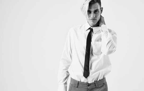 Elegante giovane uomo in camicia e cravatta su uno sfondo chiaro ritagliato vista ritratto primo piano - Foto, immagini