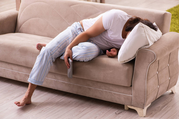 Νεαρός τεμπέλης με την ιδέα του ύπνου στο σπίτι - Φωτογραφία, εικόνα