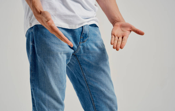 homem mostrando gesto negativo com problemas de mão com genitais - Foto, Imagem