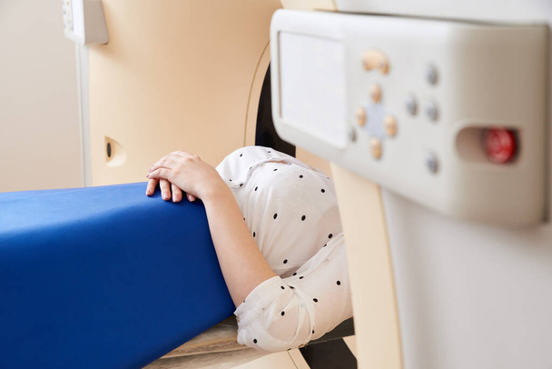 Femme passant par un scanner de tomodensitométrie axiale. Scan test médical, examen dans un hôpital moderne - Photo, image