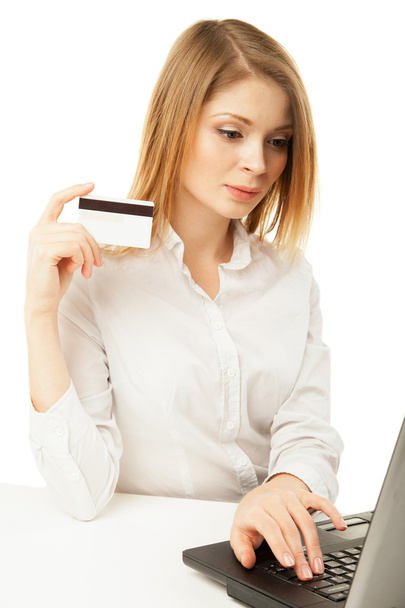 Montré femme d'affaires avec ordinateur portable et carte de crédit
 - Photo, image