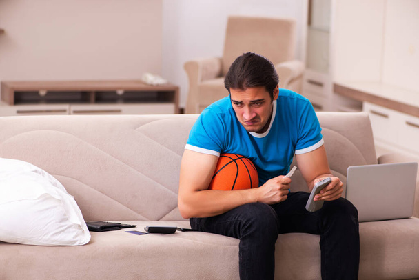 Spor bahsi bağımlısı genç adam evde bahis oynuyor. - Fotoğraf, Görsel