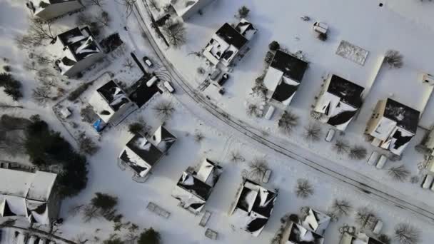 Hoge hoogte uitzicht op de stad met besneeuwde daken huizen buurt stad residentiële - Video