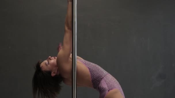 Mujer en forma bailando danza erótica en estudio - Imágenes, Vídeo