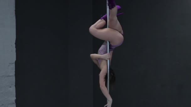 Flexibele vrouw dansend op paal in studio - Video