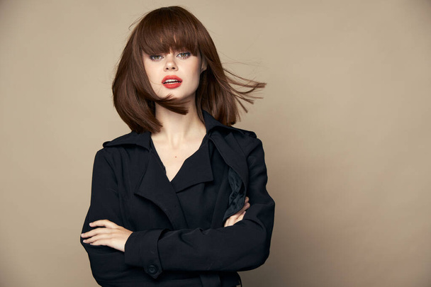 Atrakcyjne kobieta czarny płaszcz elegancki styl mając zabawy studio  - Zdjęcie, obraz