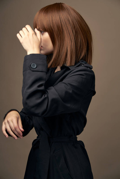 Γοητευτική μελαχρινή Ανοιχτό δέρμα μαύρο παλτό περικοπή άποψη - Φωτογραφία, εικόνα