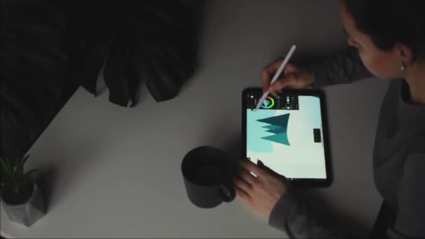 Bovenaanzicht van vrouw tekening winter illustratie op touchpad met stylus.Home hobby - Video