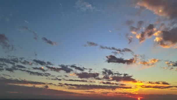 Kolorowy dramatyczny wschód słońca z chmurami niebo jasny horyzont płonące niebo - Materiał filmowy, wideo