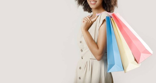 Modische Frau trägt Einkaufstüten und geht spazieren - Foto, Bild