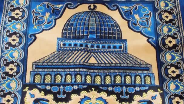 Nahaufnahme von Gebetsteppich an Ort und Stelle, um Gebet zu machen. Blick aus der Vogelperspektive auf schöne Gebetsmatte oder Gebetsteppich für Muslime - Filmmaterial, Video