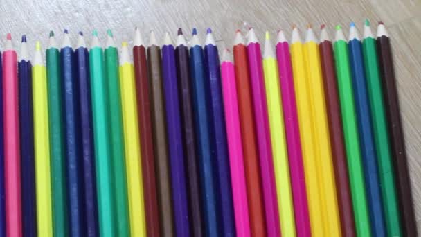 Крупним планом вид яскравих різнокольорових олівців
 - Кадри, відео