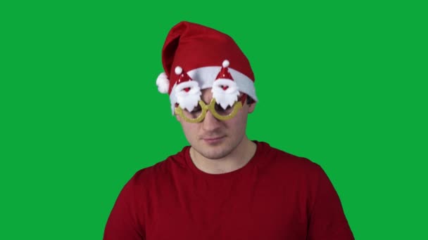 Noel Baba şapkalı adam yeşil ekranda başparmağını gösteriyor. - Video, Çekim