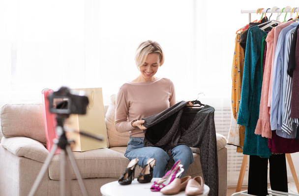 Beleza e blog de moda. Jovem vlogger feminino gravação de vídeo sobre nova coleção de roupas, mostrando vestido para câmera - Foto, Imagem