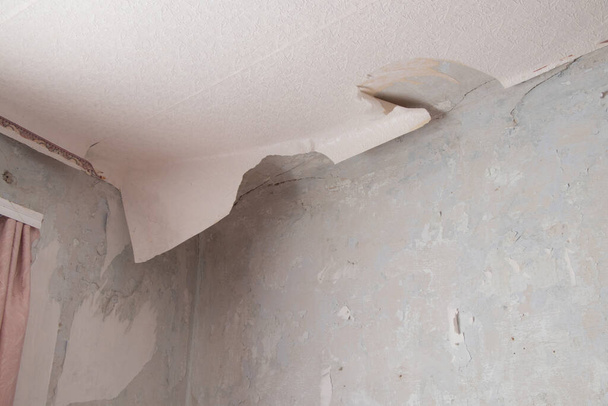 odstranění starých papírových tapet ze zdi v místnosti obytné budovy, renovace bytu - Fotografie, Obrázek