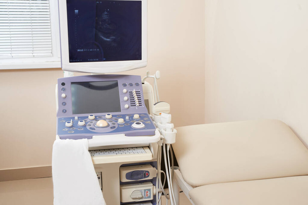 Orvosi rendelő belseje ultrahangos diagnosztikai berendezéssel - Fotó, kép