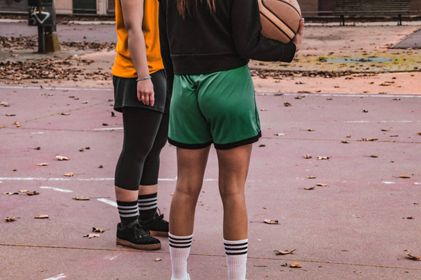 kosárlabda játékos lábai egy utcai kosárlabda pályán - Fotó, kép