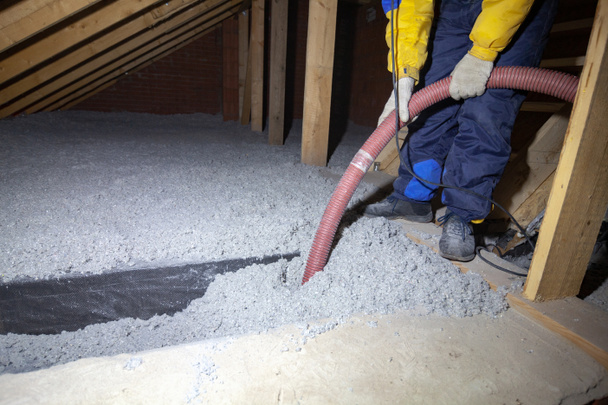 Обприскування ізоляції целюлози на горищі будинку. Теплоізоляція горища або підлоги в будинку
 - Фото, зображення