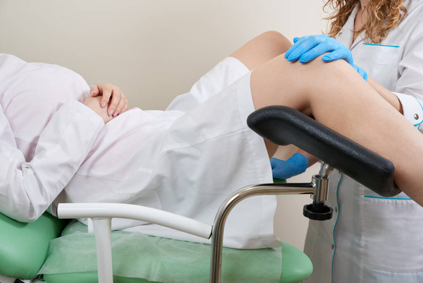 Пациент с гинекологом во время консультации в гинекологическом кабинете - Фото, изображение