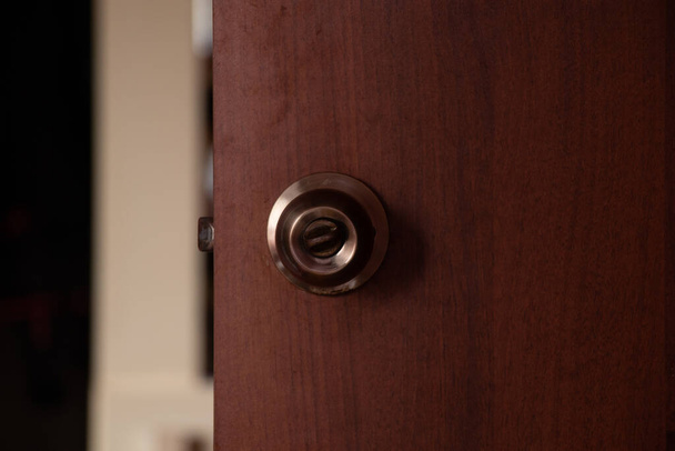 dunkle Tür mit rundem Griff zum Schlafzimmer zu Hause aus nächster Nähe - Foto, Bild