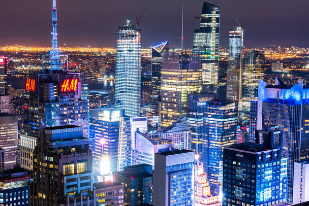 NEW YORK, USA - 22 września 2018: HM Zaloguj się Cond Nast Building, 4 Times Square na Manhattanie. Nowy Jork, USA. - Zdjęcie, obraz
